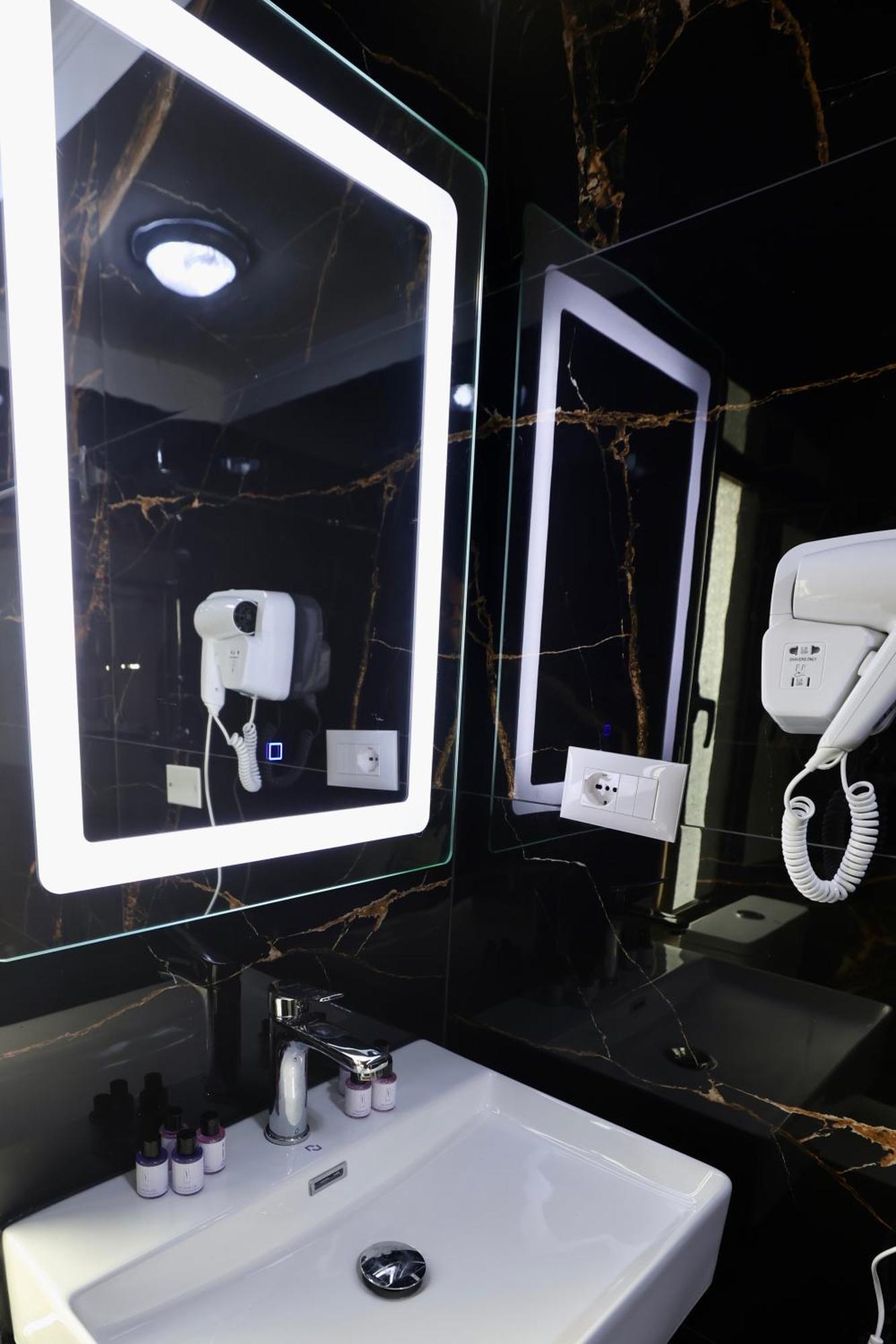 Vila Alizee Hotel Tirana Bagian luar foto